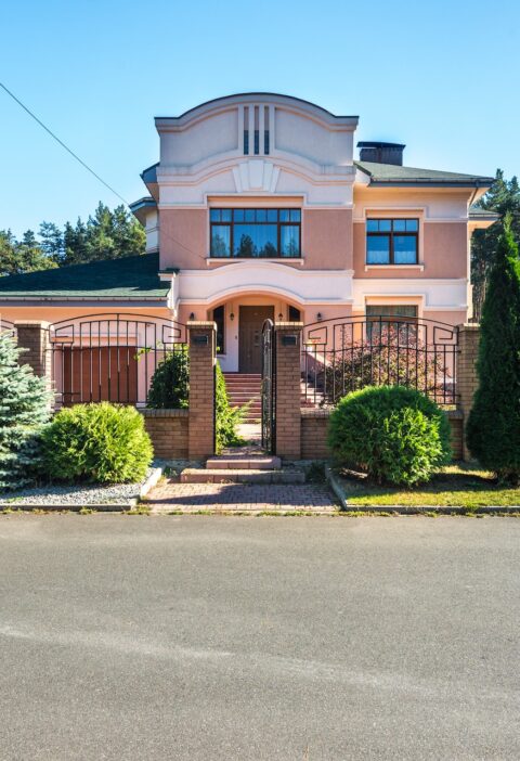 brown-and-white-concrete-house