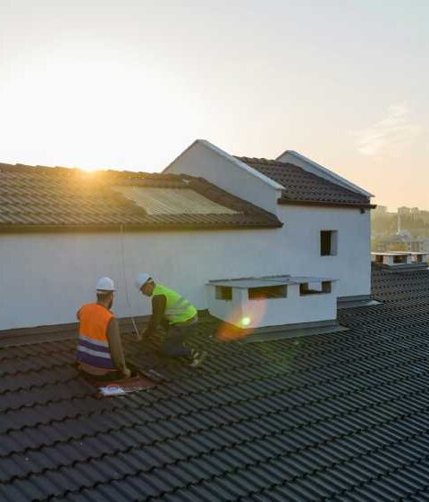 What to Expect When Hiring a Roofing Contractor